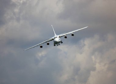 Uzun menzilli ağır nakliye uçakları, önden görünüm 