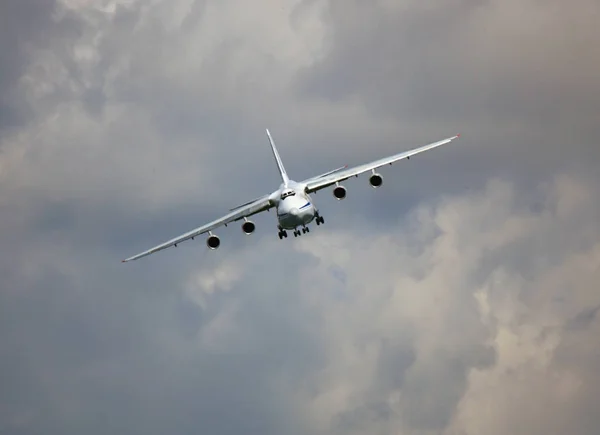 Uzun Menzilli Ağır Nakliye Uçakları Önden Görünüm — Stok fotoğraf