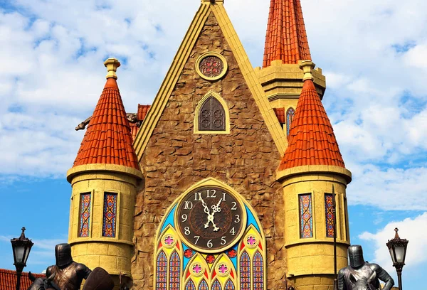 Fassade Des Scheinbaus Der Mittelalterlichen Burg Mit Türmen Und Uhr — Stockfoto