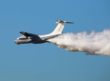 Deşarj ağır bir tarafından özel olarak su - uçak Il-76 taşıma