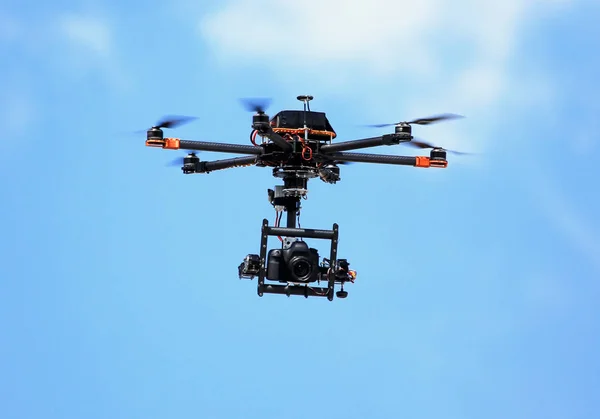 Kamera Monterad Quadcopter För Foto Och Filmning — Stockfoto