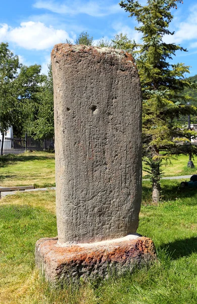 Typowy Ormiański Nagrobek Starożytnych Składający Się Pionowej Płyty Kamienne Fundamencie — Zdjęcie stockowe