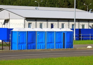 Bir şehir sokak üzerinde mavi tuvalet