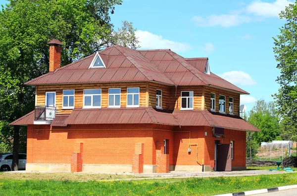 Bytový dům s balkonem na pozadí stromů — Stock fotografie