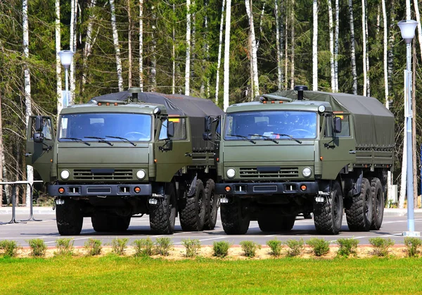 Zwei Militärfahrzeuge — Stockfoto