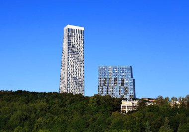 Ormanlık bir tepede iki ev