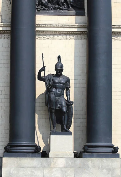 Staty av en forntida krigare i medeltida rustning — Stockfoto