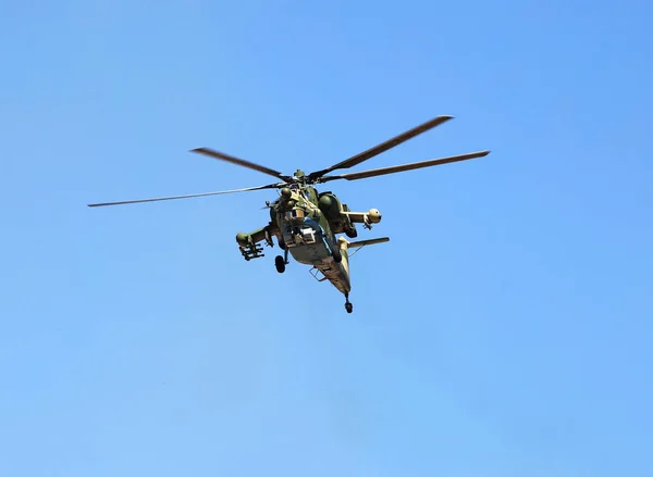 Combat helicopter in flight — Stock Photo, Image