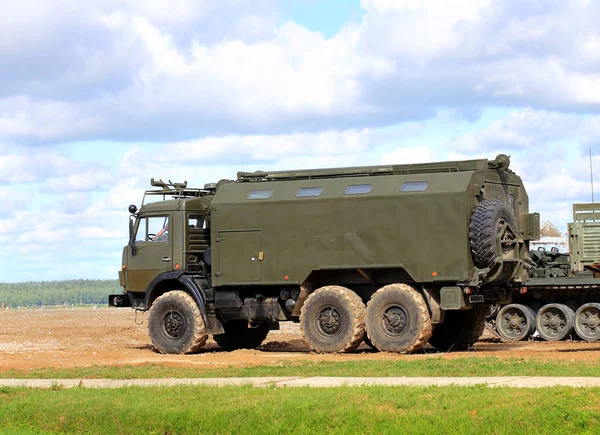 軍のキャンプ上の軍用車両 — ストック写真