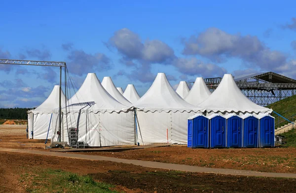 Carpas blancas en el campamento de exhibición — Foto de Stock