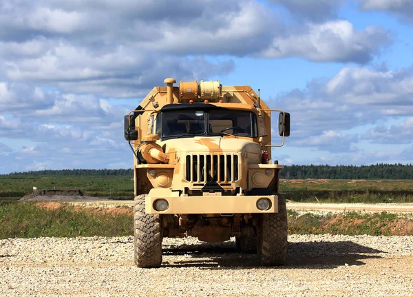 Vista frontal del vehículo militar — Foto de Stock