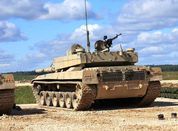 Tanque chinês no campo de treinamento militar — Fotografia de Stock