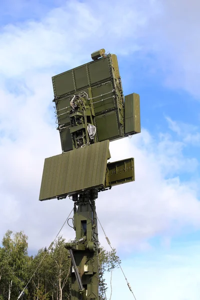 Antena de radar do sistema de defesa aérea — Fotografia de Stock