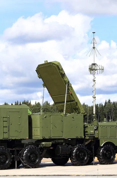 Antena radar del complejo de defensa aérea — Foto de Stock