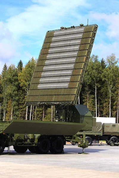 Antena radaru systemu obrony powietrznej — Zdjęcie stockowe