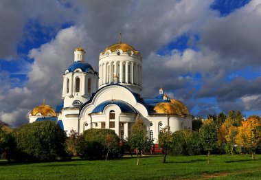 Bir Ortodoks Tapınağı ile sonbahar manzara