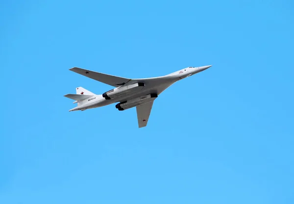 Russisches Militärflugzeug im Flug — Stockfoto