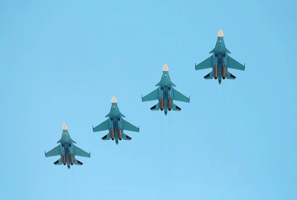 Aeronaves militares em voo — Fotografia de Stock