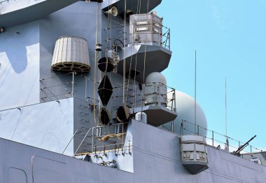Savaş gemisinin burun üst güvertesinde nesneler