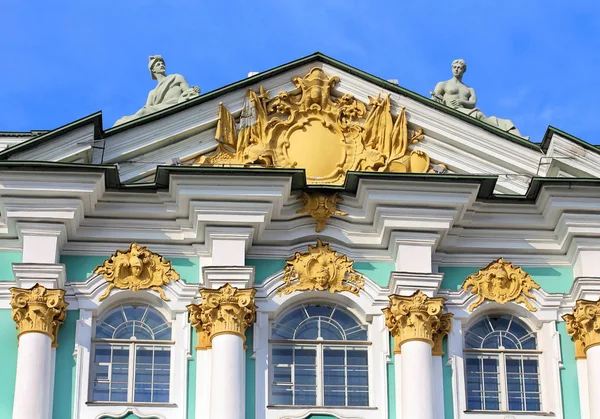 Fronton van het klassieke gebouw met hoge reliëf — Stockfoto