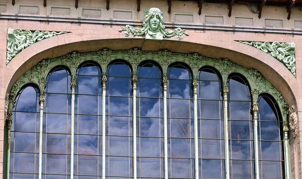 Nyklassicistisk byggnad fasad båge — Stockfoto