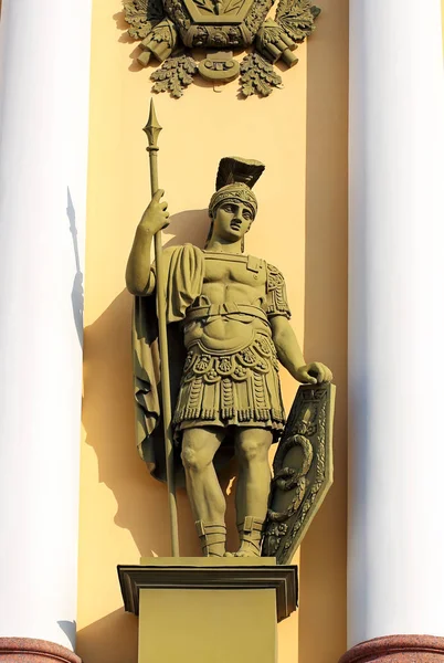 槍と盾を持つ古代の戦士像 — ストック写真