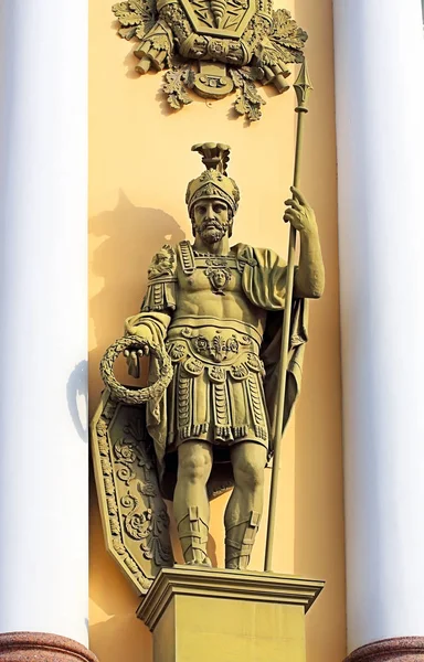 Mızrak ve kalkan ile Antik savaşçı heykeli — Stok fotoğraf
