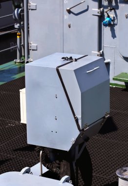 Konteyner ve bir savaş gemisigüvertesinde kapakları