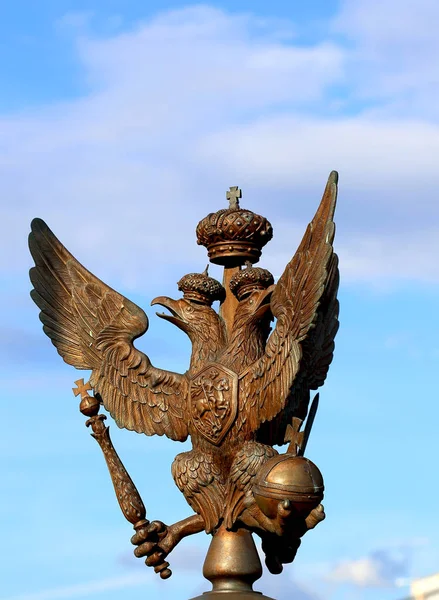 Bronzen dubbelkoppige adelaar — Stockfoto