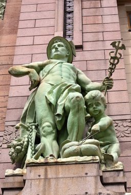 Eski zaman şehir binasının duvarında heykel 