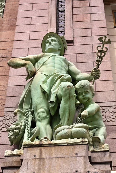 Standbeeld op de muur van de oude tijd stad gebouw — Stockfoto