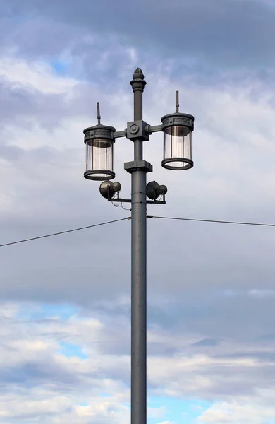 Pólo de iluminação elétrica de rua — Fotografia de Stock