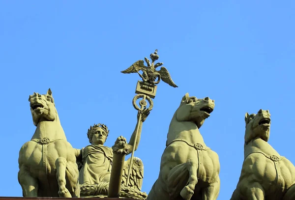 Skulpturengruppe im klassischen Stil auf der Spitze des Gebäudes — Stockfoto