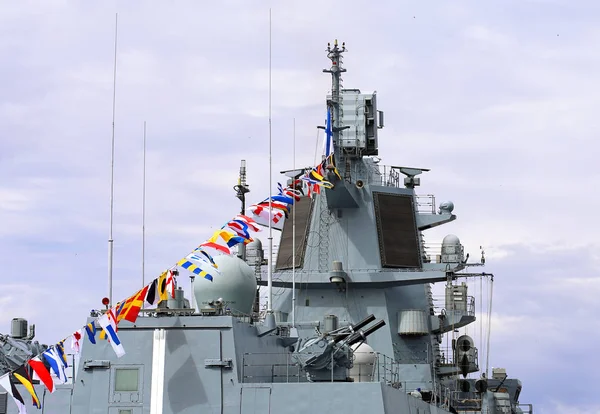 Navio de guerra moderno da Marinha Russa, vista da alimentação do navio — Fotografia de Stock