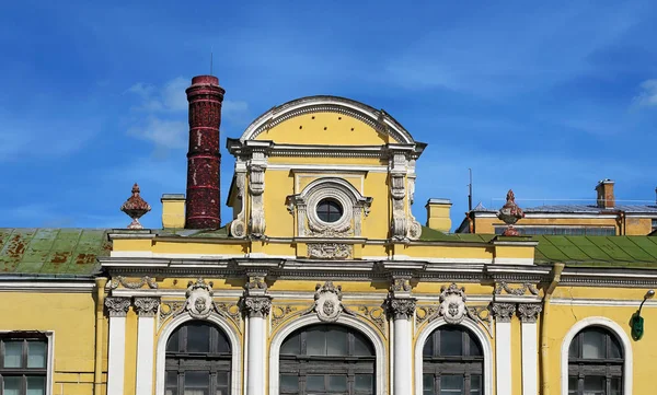 Facade of an old time building — Stock Photo, Image