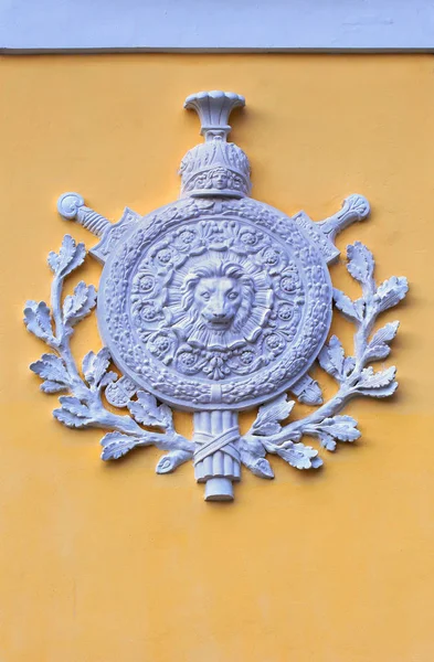 Armoiries antiques sur un mur de maison — Photo