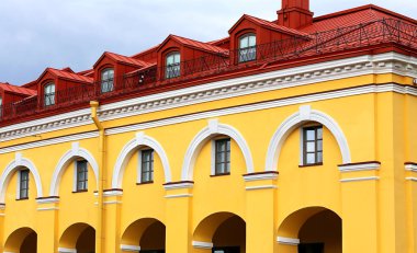 Dekoratif kemerli ev duvarı.