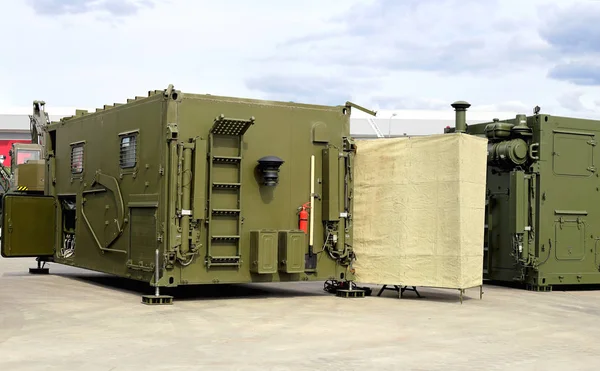 Bloque de contenedores móviles del ejército con equipo de ingeniería — Foto de Stock