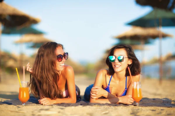 Duas Meninas Sexy Beber Coquetéis Divertindo Uma Praia — Fotografia de Stock