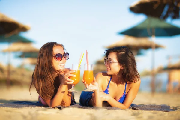 Дві Сексуальні Дівчата Ють Коктейлі Розважаючись Пляжі — стокове фото