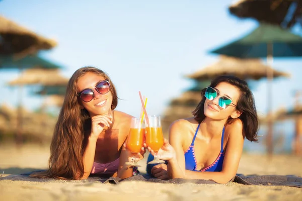 Две Сексуальные Девушки Пьют Коктейли Веселятся Пляже — стоковое фото