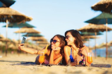 eğlenceli ve çekici selfie bir sahilde iki seksi kız orgazm