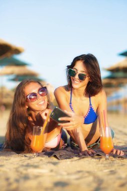 eğlenceli ve çekici selfie bir sahilde iki seksi kız orgazm