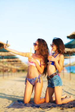 eğlenceli ve çekici selfie bir sahilde iki seksi kız orgazm