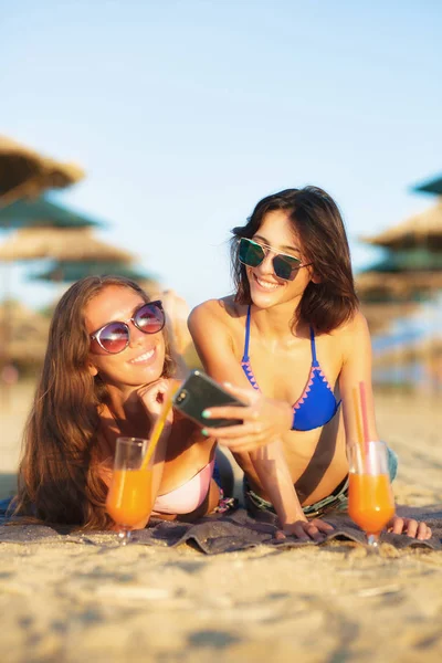 Duas Meninas Sexy Divertindo Tomando Selfie Uma Praia — Fotografia de Stock