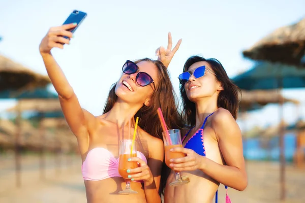 Dvě Sexy Holky Mají Zábavu Pořizování Selfie Pláži — Stock fotografie