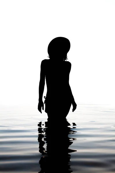 Sexy Dziewczyna Silhouette Chodzenie Wodzie Kierunku Aparatu — Zdjęcie stockowe