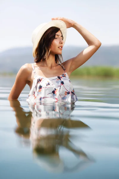 Menina Sexy Com Uma Camisa Posando Água — Fotografia de Stock