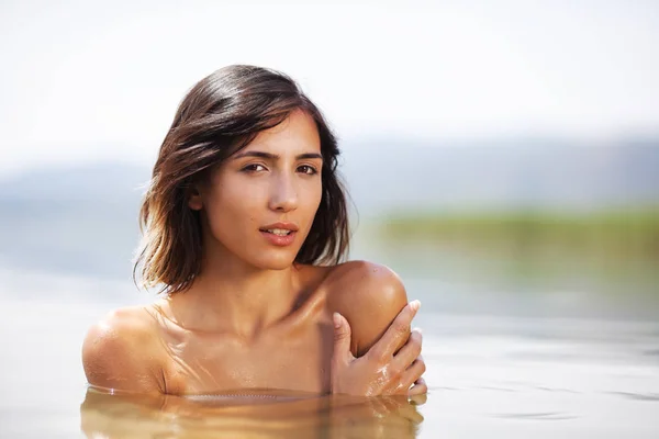 Portrait Une Fille Sexy Câlinant Dans Eau — Photo