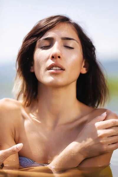 Retrato Uma Menina Sexy Abraçando Água — Fotografia de Stock